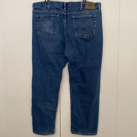 Wrangler Jeans Men’s 42x30 Blue Comfort Relaxed Fit Stone Wash Denim Cotton 42 - Picture 2 of 10